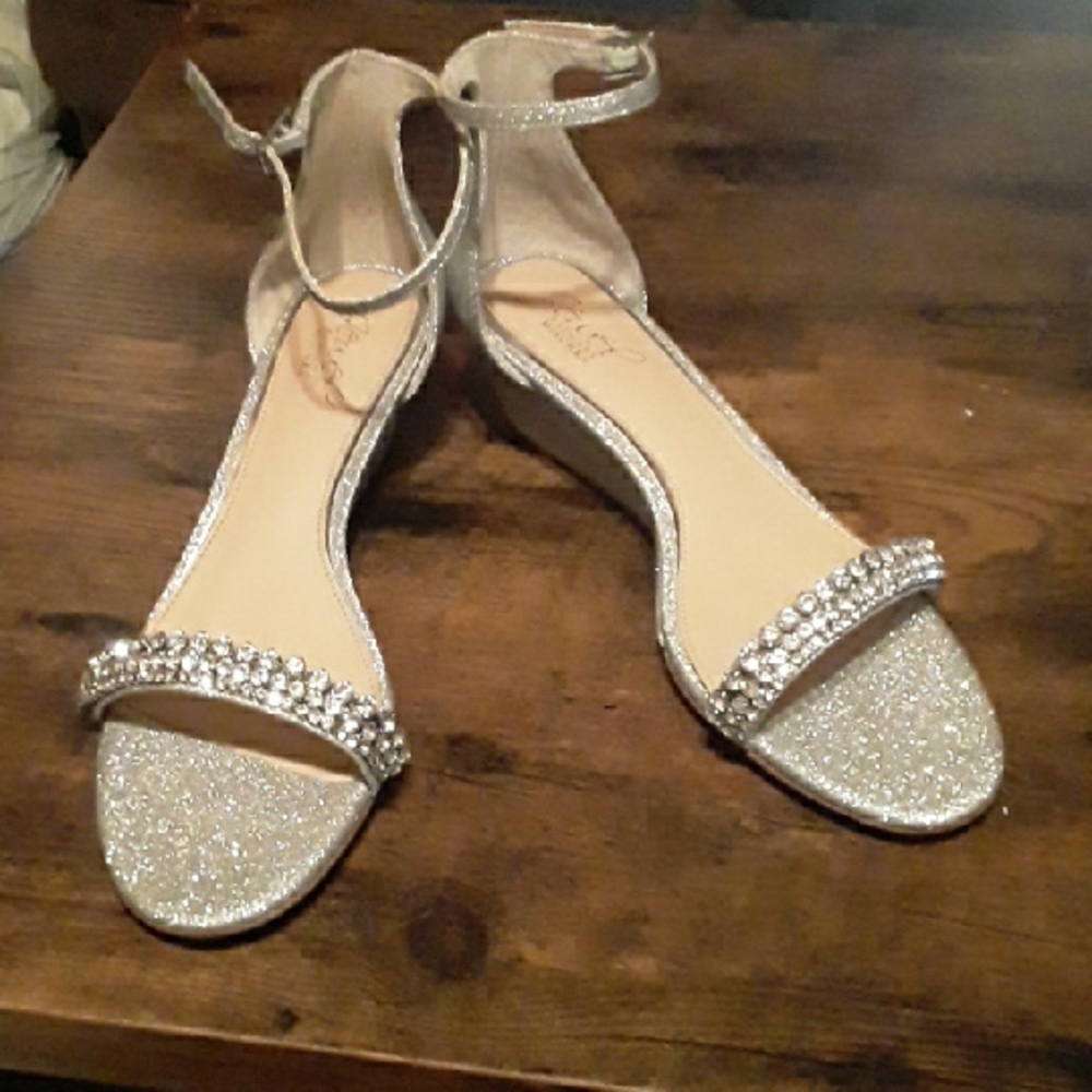 NWT 8.5 Stunning Jewel Badgley Mischka Silver Blingy  Wedge Gorgeous Heels